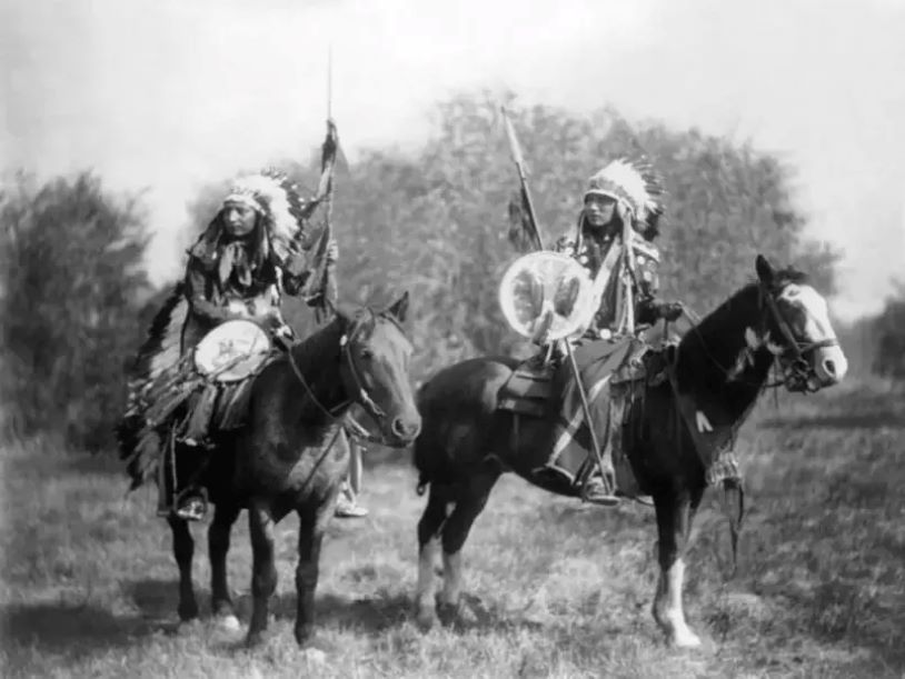 IndA02 Sioux Indians on horseback by Heyn 1899