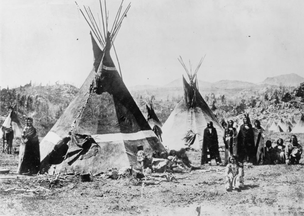 Ινδ.01 Shoshone encampment in the Wind River Mountains of Wyoming 1870